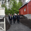 10. mai: Kongen markerer at «Finnmark» har fått plass på Norsk Folkemuseum. Et bolighus med utedo og fjøs fra gjenoppbygningstiden er gjenreist på friluftsmuseet. Foto: Sven Gj. Gjeruldsen, Det kongelige hoff